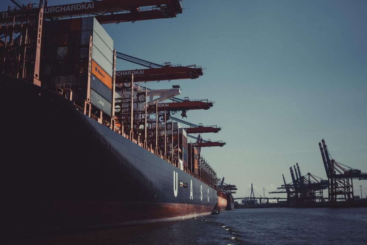Maritime connectivity in a commercial port